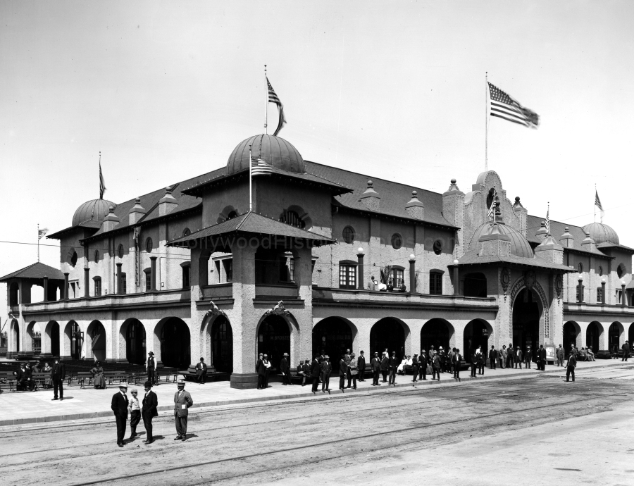 Redondo Beach Bathhouse 1 1909  WM.jpg